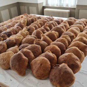 Backen im Backhaus für den Bauernmarkt am 24.06.2022