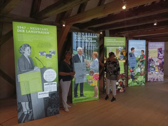 Besuch der Wanderausstellung im Freilichtmuseum Beuren